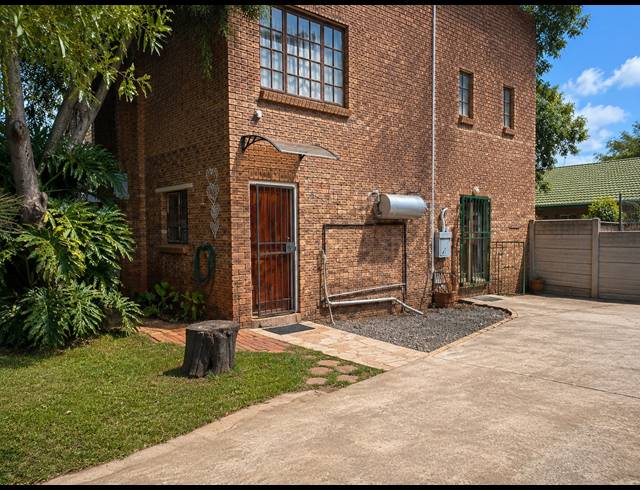 6 BEDROOM HOUSE FOR SALE IN CASHAN